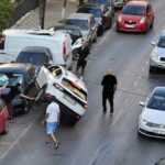 Aksident në Sarandë, “Volkswagen”-i humb kontrollin dhe përplas dy makina të parkuara