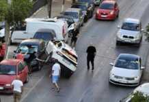 Aksident në Sarandë, “Volkswagen”-i humb kontrollin dhe përplas dy makina të parkuara