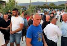 “Pa ujë dhe pa rrugë, jemi të vdekur” – banorët e Gjormit në protestë: “Nuk ka pasur investim që prej 35 vitesh”