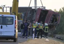 Tragjedi në Hungari/ Autobusi polak del nga autostrada dhe përfundon në kanal, 12 viktima