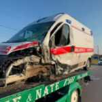 Aksident në Maliq/ Përplasen autoambulanca dhe një automjet, plagoset një person