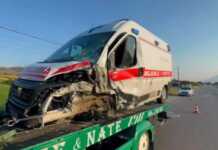 Aksident në Maliq/ Përplasen autoambulanca dhe një automjet, plagoset një person