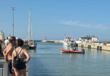 Grindje e dhunshme, shqiptari hidhet me makinë në port bashkë me gruan: shpëtojnë të dy, ai arratiset