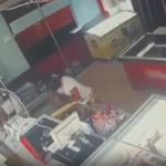 Theu “Arrestin në shtëpi” dhe grabiti 5 biznese, 23-vjeçari vihet në pranga/ Dy operacione në Tiranë, arrestohet edhe autori i vjedhjes së varëseve