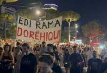 “Ju erdhi fundi! Poshtë oligarkia”/ Gratë dhe vajzat në krye të marshimit, protestuesit kërkojnë dorëheqjen e Ramës
