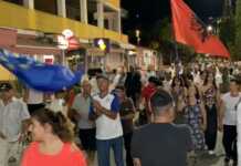 “Divjaka nuk meriton të mbetet pa institucione vendore”/ Banorët mbushin rrugët në ditën e 37-të të protestës