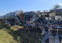 Aksident i rëndë hekurudhor në Poloni: Treni me 120 pasagjerë përplaset me betonieren, 1 i vdekur e 20 të plagosur