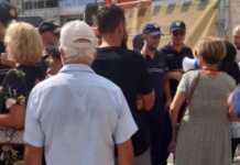 “Vulë turpi”, qytetarët protestojnë në Vlorë kundër Muzeut Hebraik: “Kjo hapësirë t’i kushtohet historisë shqiptare”
